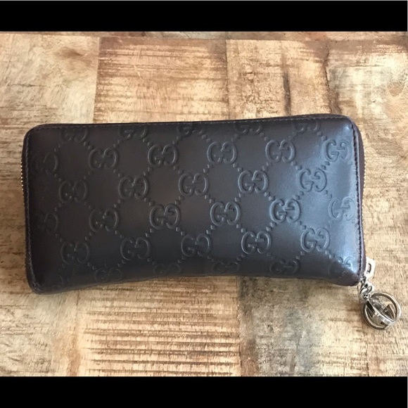 Gucci Handbags - AUTH Gucci Signature Leather Zip Around Wallet